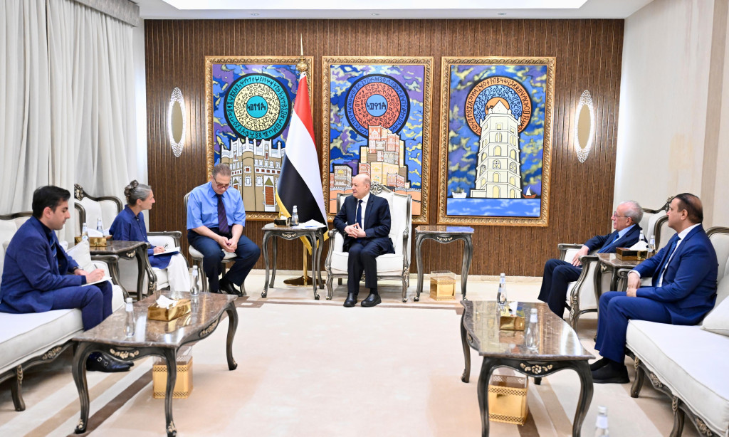 رئيس مجلس القيادة يعرب عن تطلعه إلى دور أوروبي فاعل لدعم برنامج التعافي وردع سلوك المليشيات