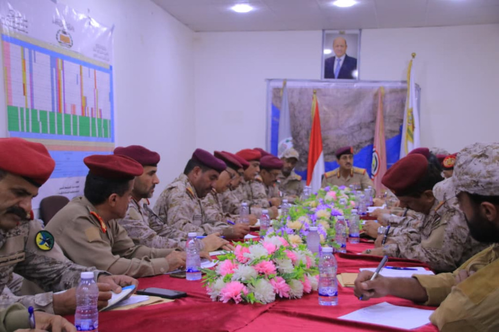 وزير الدفاع يترأس اجتماعاً عسكرياً استثنائياً لمناقشة المستجدات الميدانية ومستوى الجاهزية القتالية