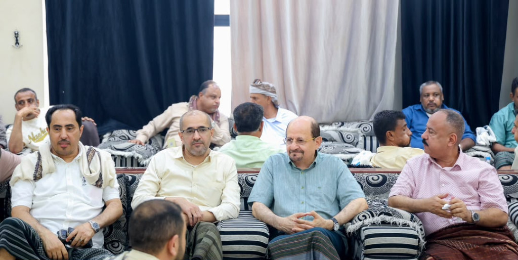 رئيس الوزراء وزير الخارجية يحضر في عدن مجلسي عزاء الفقيدين الكحيل وأمزربة