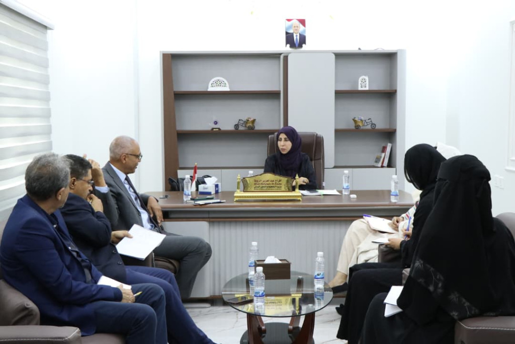 وزيرة التخطيط تبحث مع المنسق المقيم للشؤون الإنسانية في اليمن تعزيز التنسيق ودعم أولويات التنمية