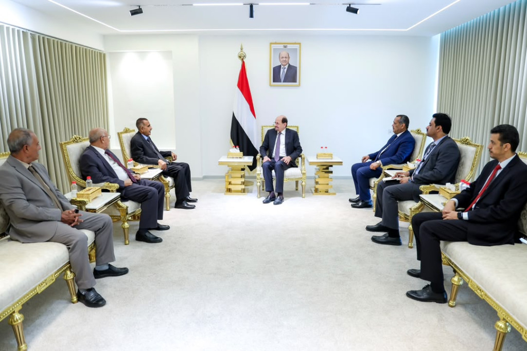 رئيس الوزراء وزير الخارجية يلتقي في عدن رئيس وأعضاء اللجنة العليا للمناقصات والمزايدات