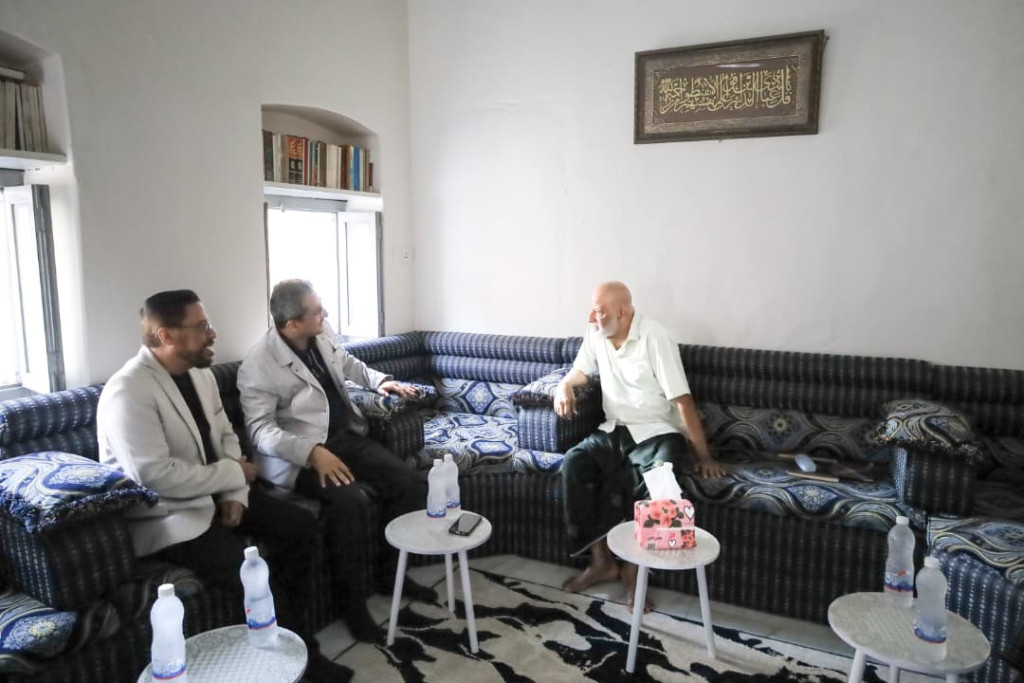 وزير الثقافة والسياحة يزور ويكرّم عدداً من رواد الأدب والفن والثقافة في المكلا