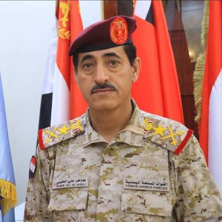 وزير الدفاع الفريق الركن طاهر العقيلي