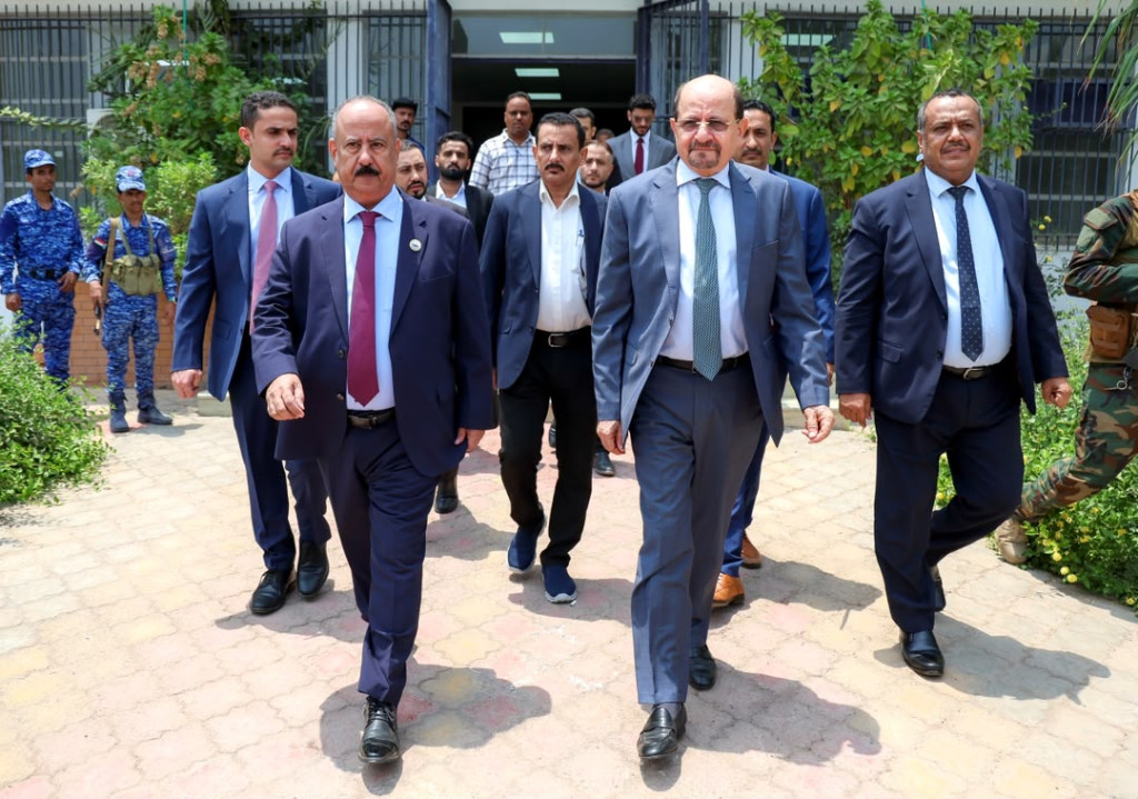 رئيس الوزراء يزور وزارة النقل ويوجه برفع مستوى الجاهزية للتعامل مع أي طارئ