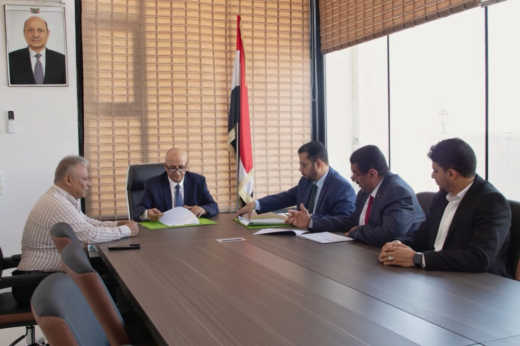 الوزير الشرجبي يوقّع اتفاقية تنفيذ عدد من المشروعات لتعزيز أنظمة المياه في مدينة تعز