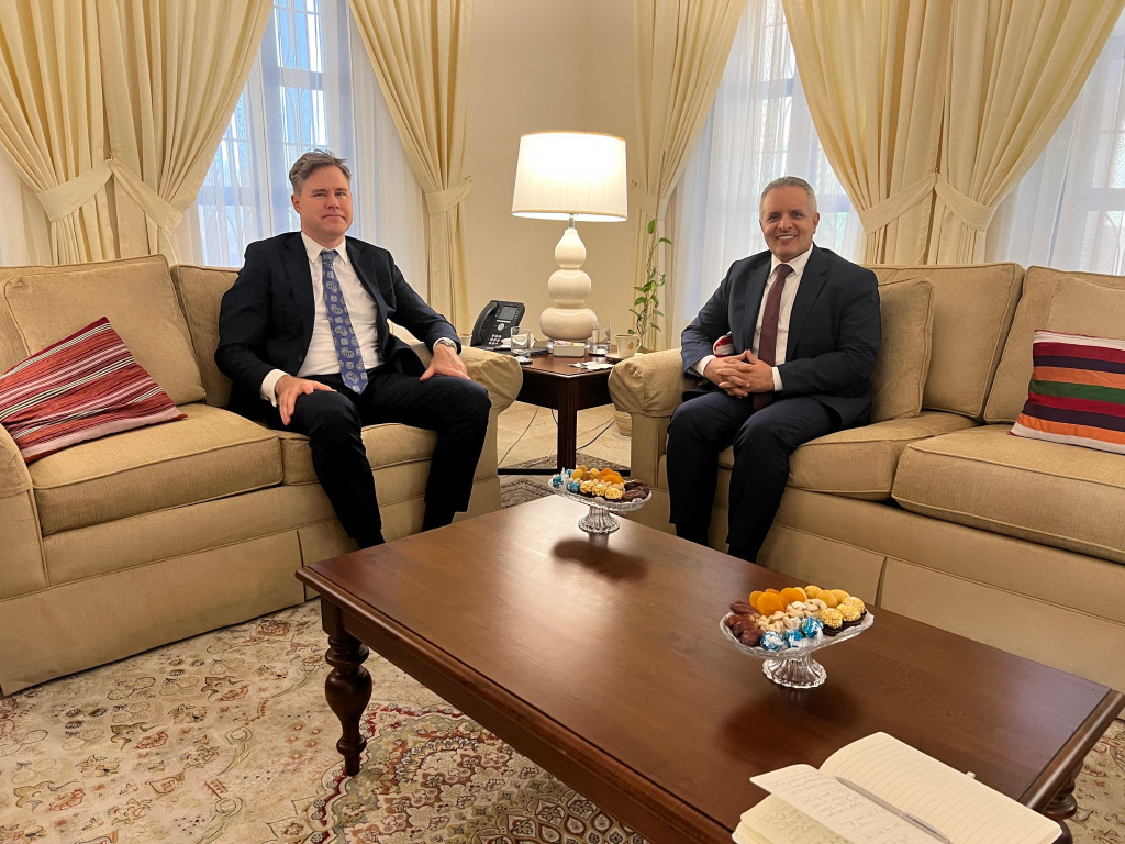 وزير الشؤون الاجتماعية يبحث مع القائم بأعمال السفير الامريكي دعم الخطة الوطنية لحماية الطفل